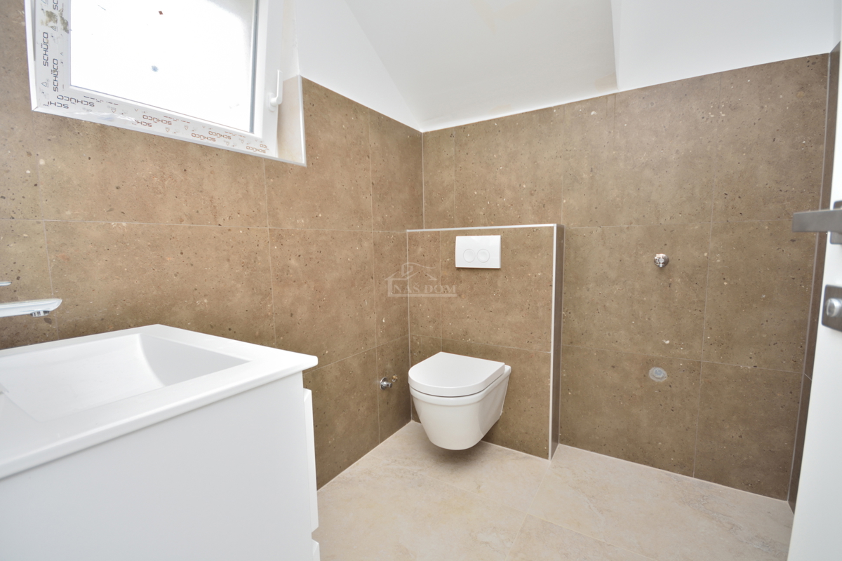 Vodice, Srima - Dvojna hiša S2 s bazenom, 270 m od plaže