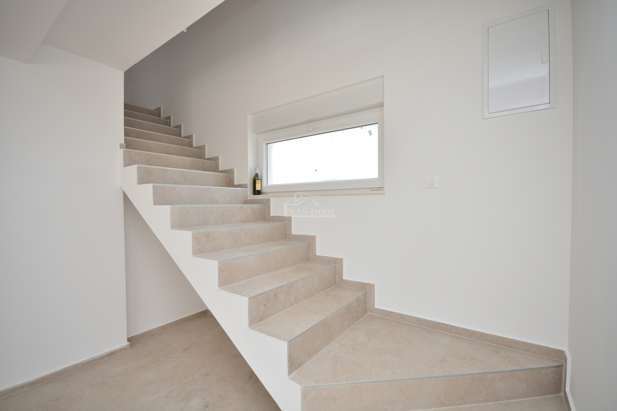 Vodice, Srima - Dvojna hiša S2 s bazenom, 270 m od plaže