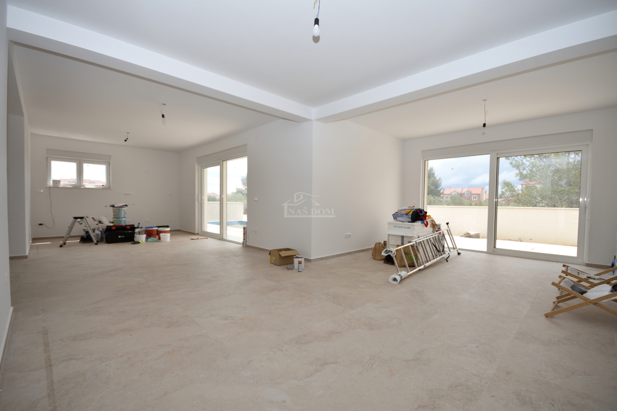 Vodice, Srima - Dvojna hiša S2 s bazenom, 270 m od plaže