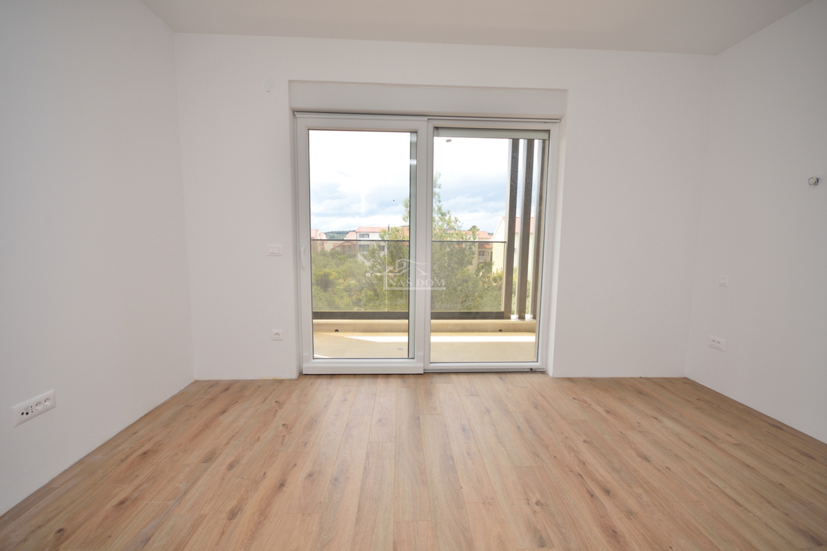 Vodice, Srima - Dvojna hiša S2 s bazenom, 270 m od plaže