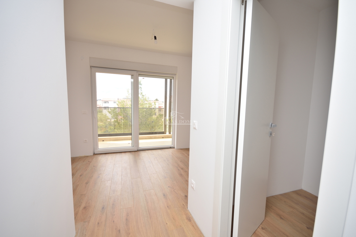 Vodice, Srima - Dvojna hiša S2 s bazenom, 270 m od plaže