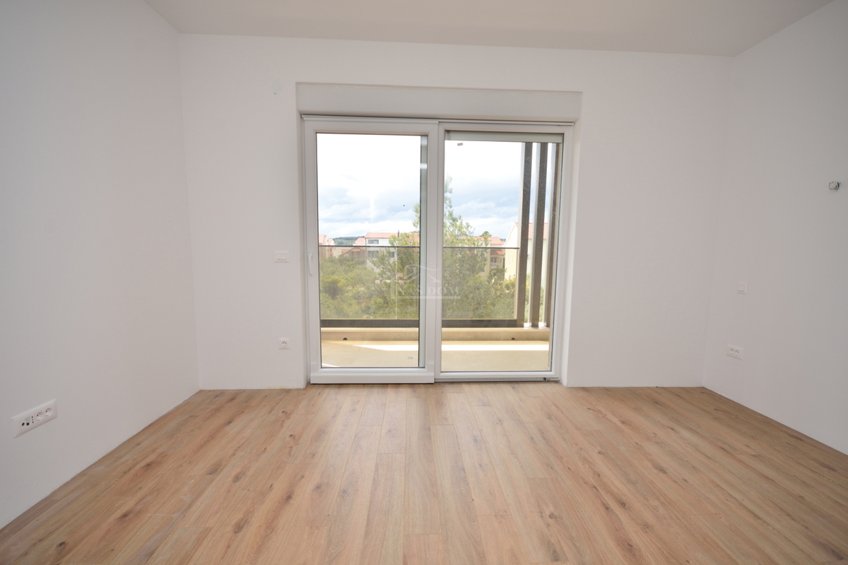 Vodice, Srima - Dvojna hiša S2 s bazenom, 270 m od plaže