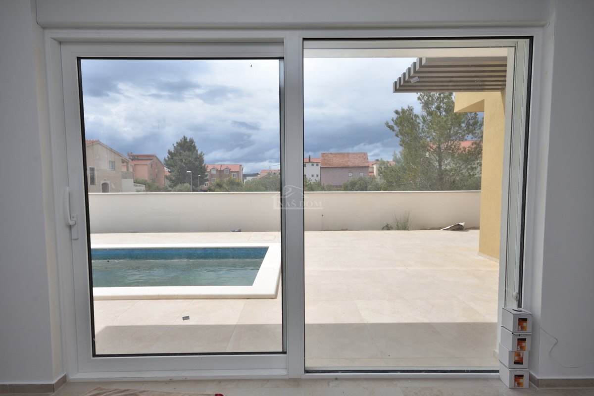 Vodice, Srima - Dvojna hiša S2 s bazenom, 270 m od plaže