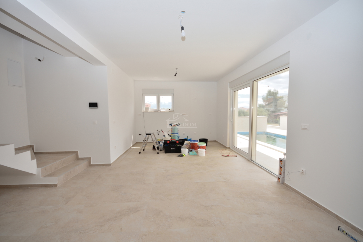 Vodice, Srima - Dvojna hiša S2 s bazenom, 270 m od plaže