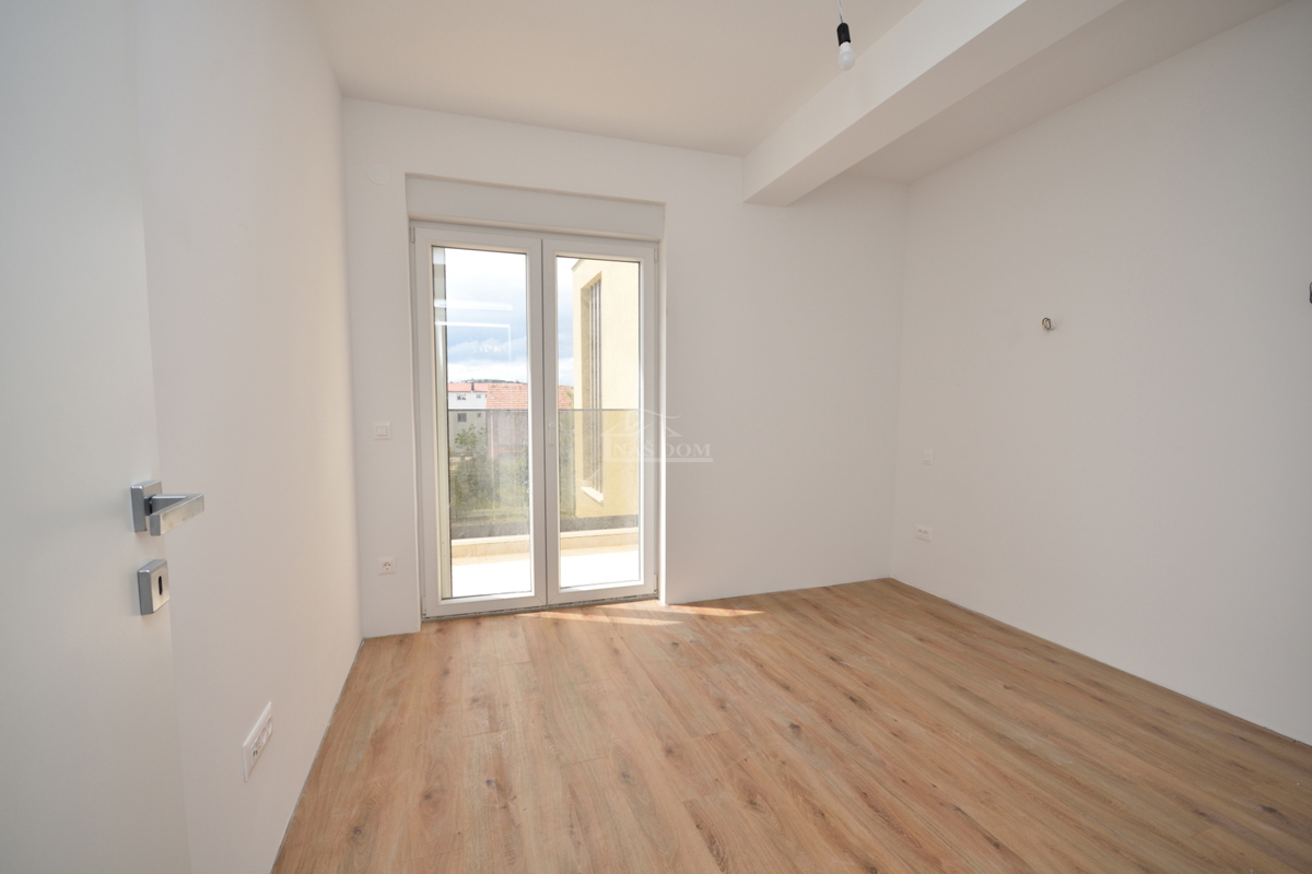 Vodice, Srima - Dvojna hiša S2 s bazenom, 270 m od plaže