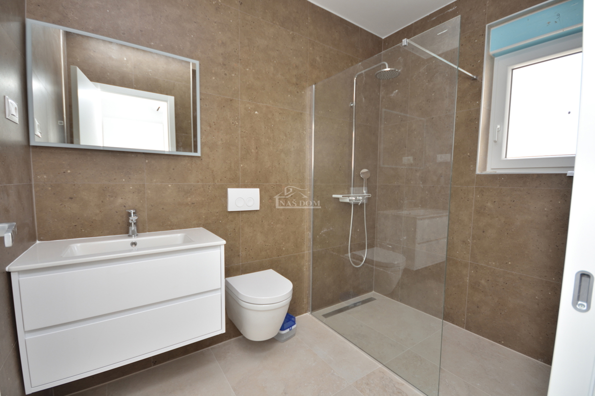 Vodice, Srima - Dvojna hiša S2 s bazenom, 270 m od plaže