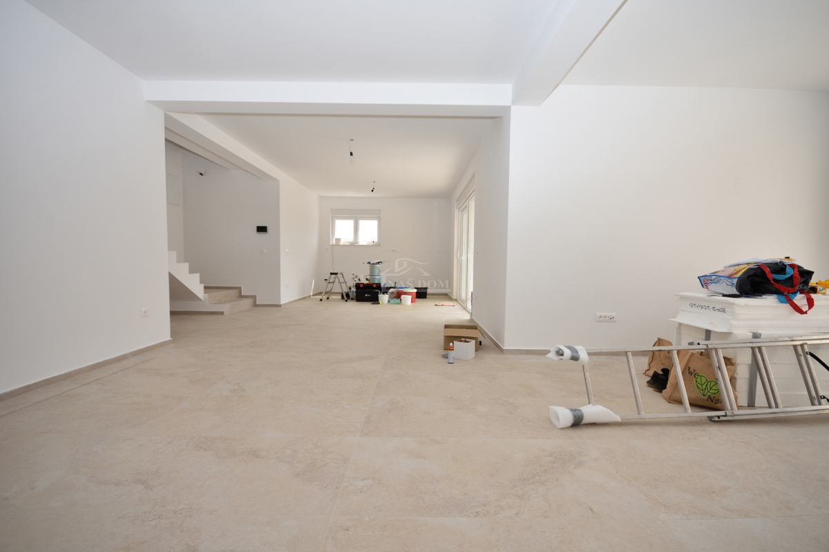 Vodice, Srima - Dvojna hiša S2 s bazenom, 270 m od plaže