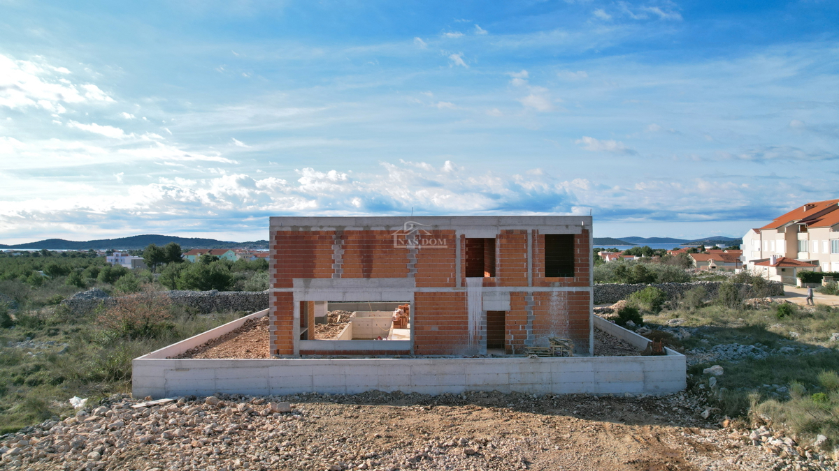 Ekskluzivna pametna vila z bazenom, wellnessom, garažo in pogledom na morje – Vodice