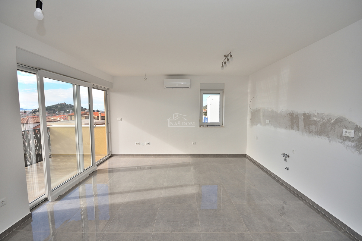 Tribunj - stanovanje z razgledom na morje, 2. nadstropje