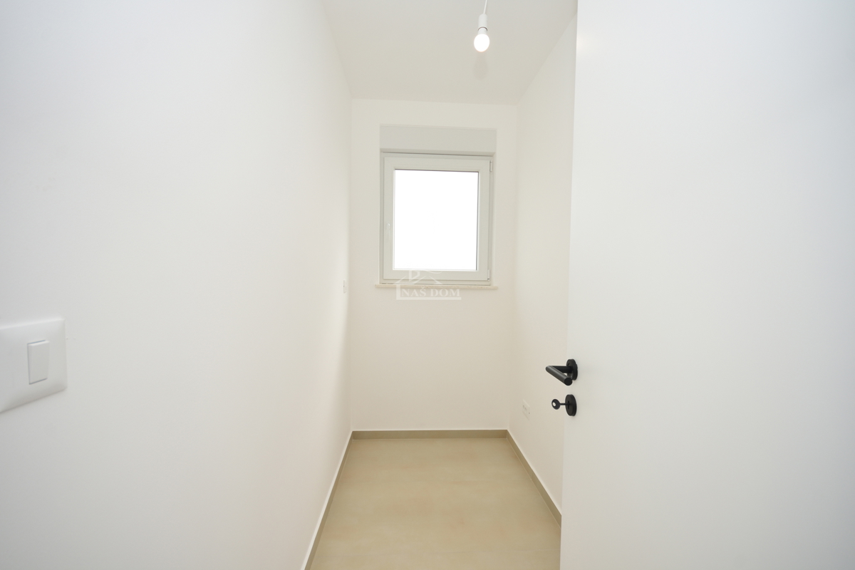 Vodice - penthouse s strešno teraso, 450 m od plaže