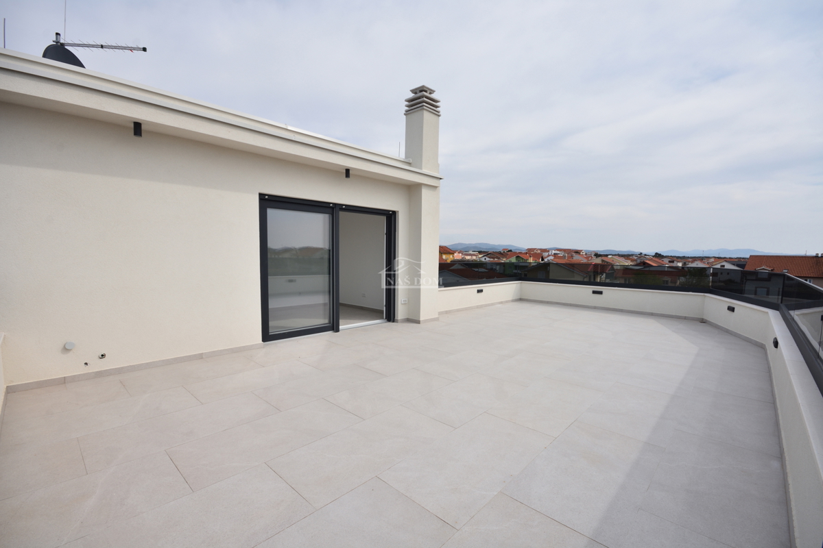 Vodice - penthouse s strešno teraso, 450 m od plaže