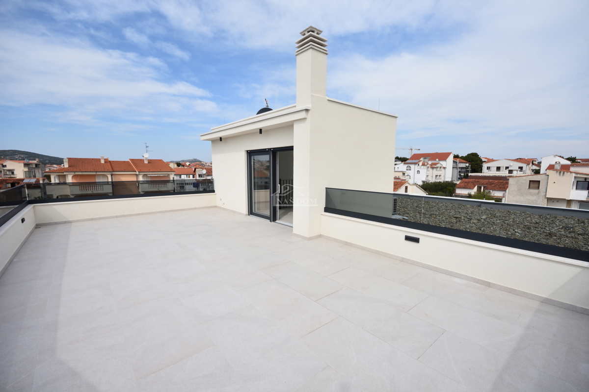 Vodice - penthouse s strešno teraso, 450 m od plaže
