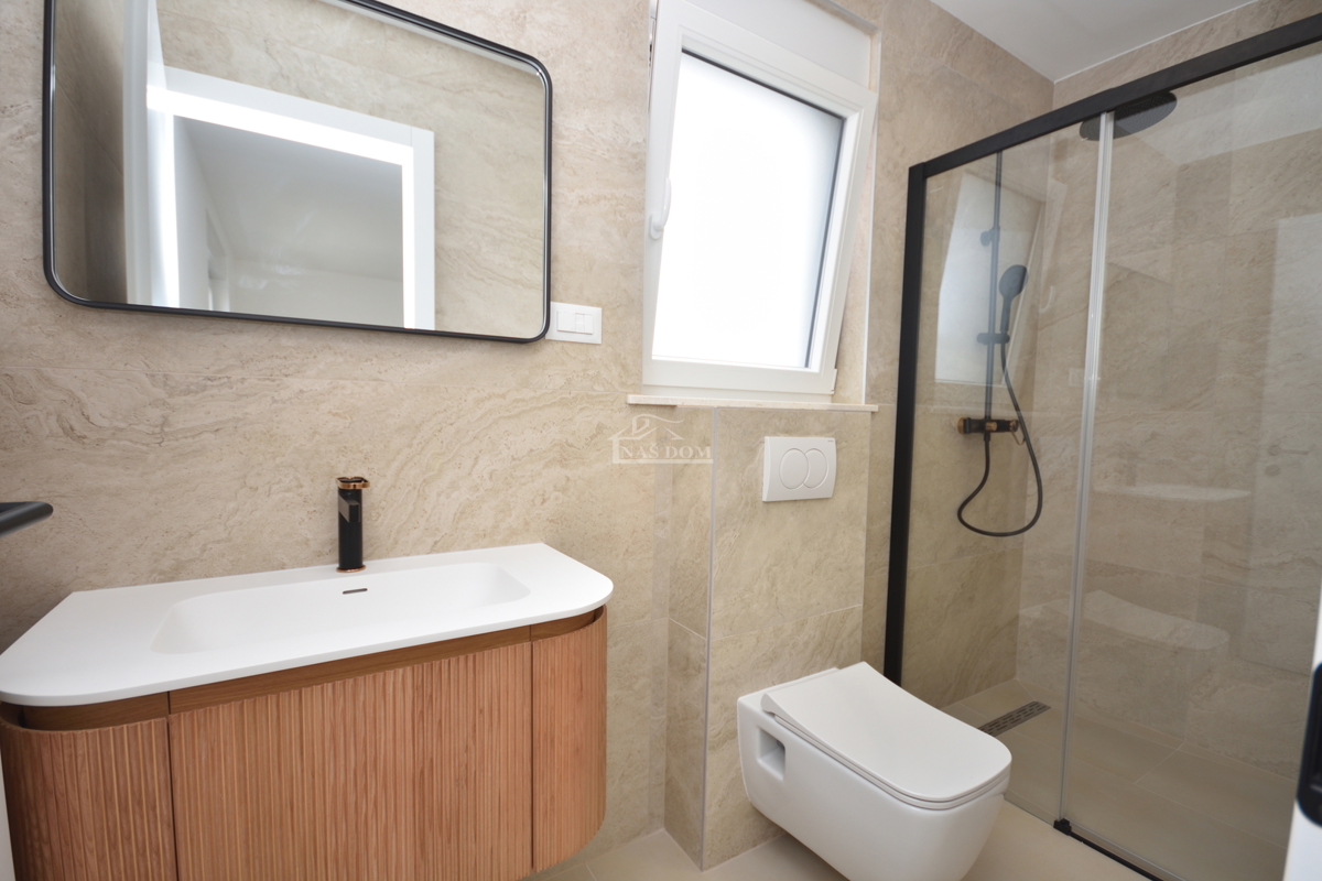 Vodice - penthouse s strešno teraso, 450 m od plaže