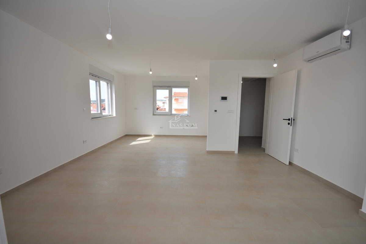 Vodice - penthouse s strešno teraso, 450 m od plaže