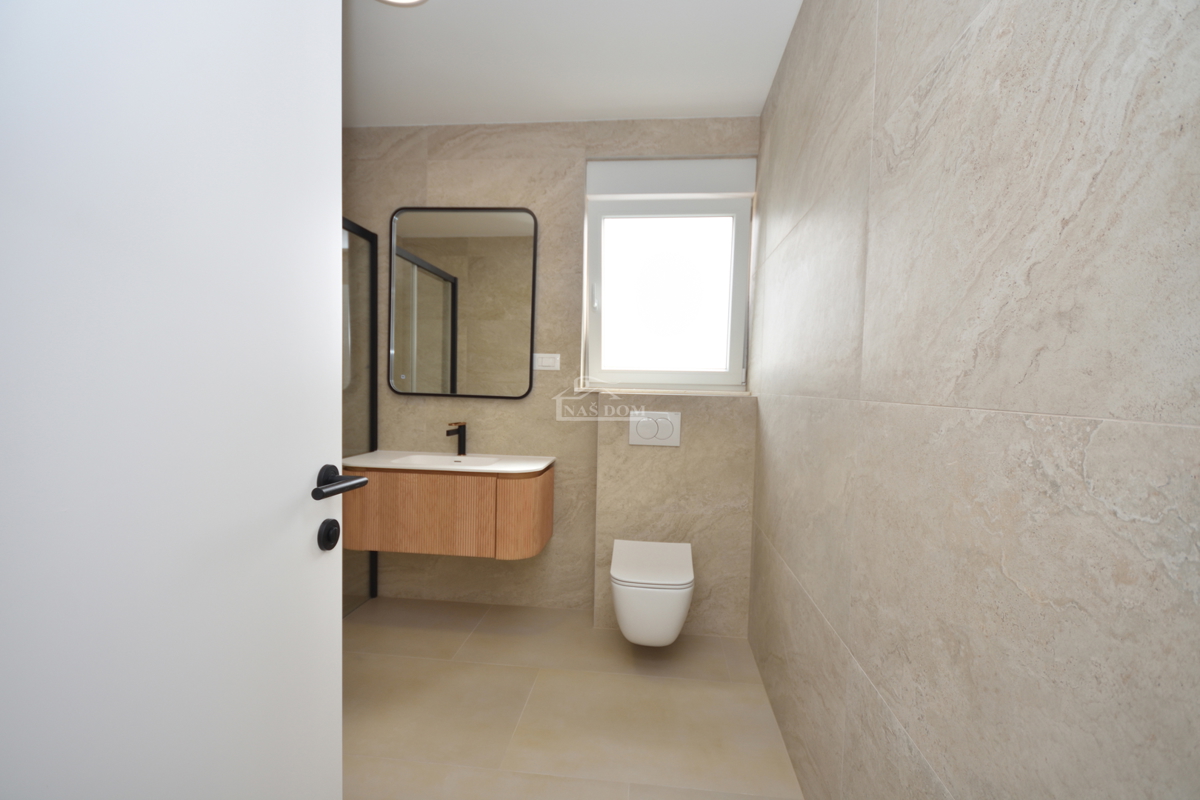 Vodice - penthouse s strešno teraso, 450 m od plaže