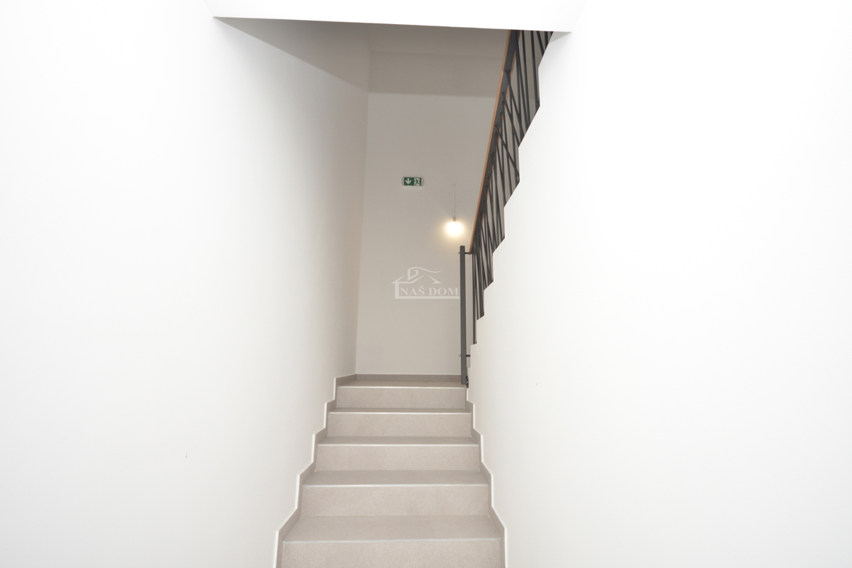 Vodice - penthouse s strešno teraso, 450 m od plaže