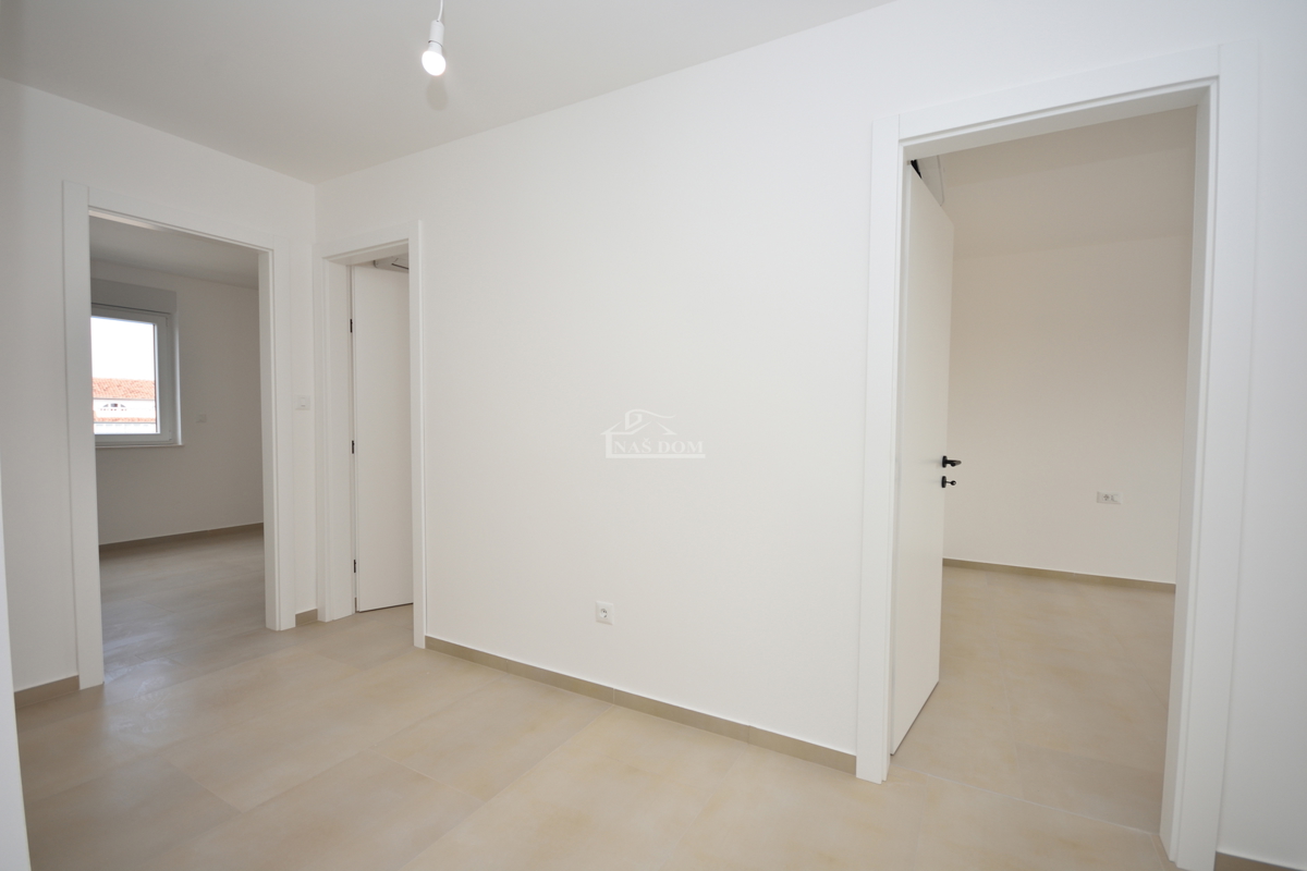 Vodice - penthouse s strešno teraso, 450 m od plaže