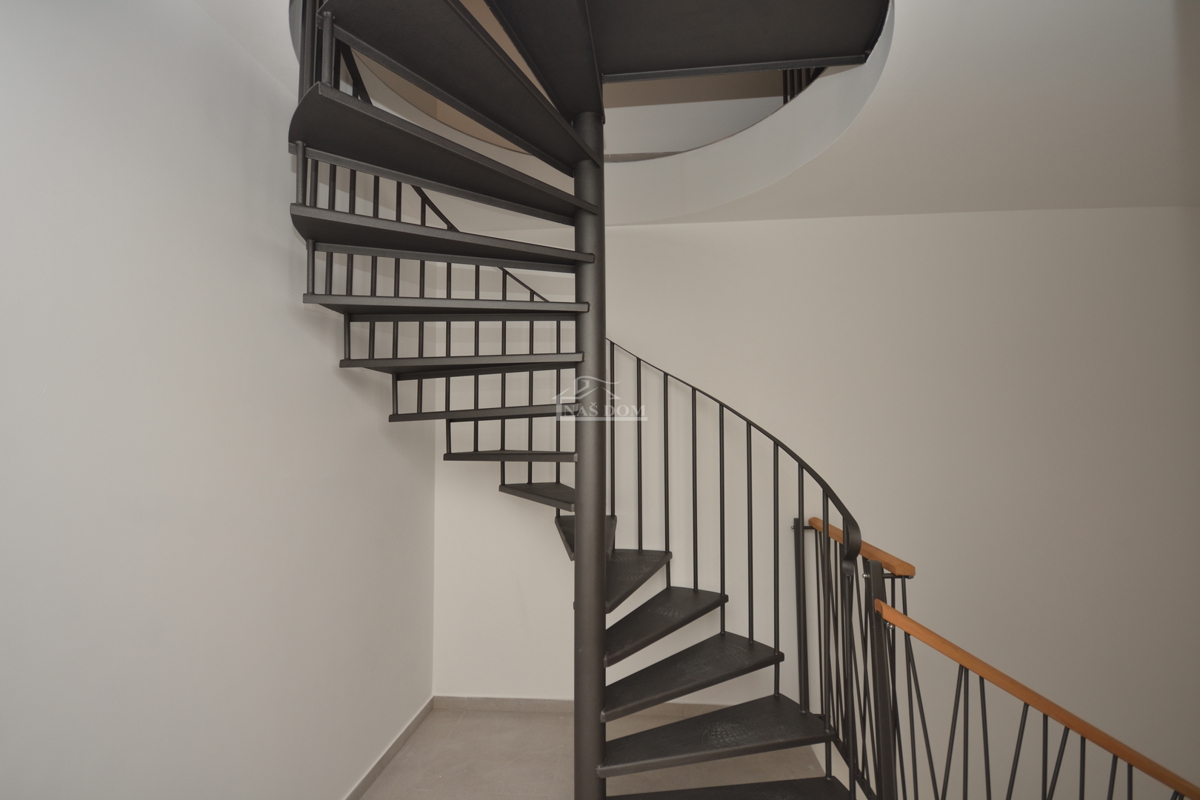 Vodice - penthouse s strešno teraso, 450 m od plaže