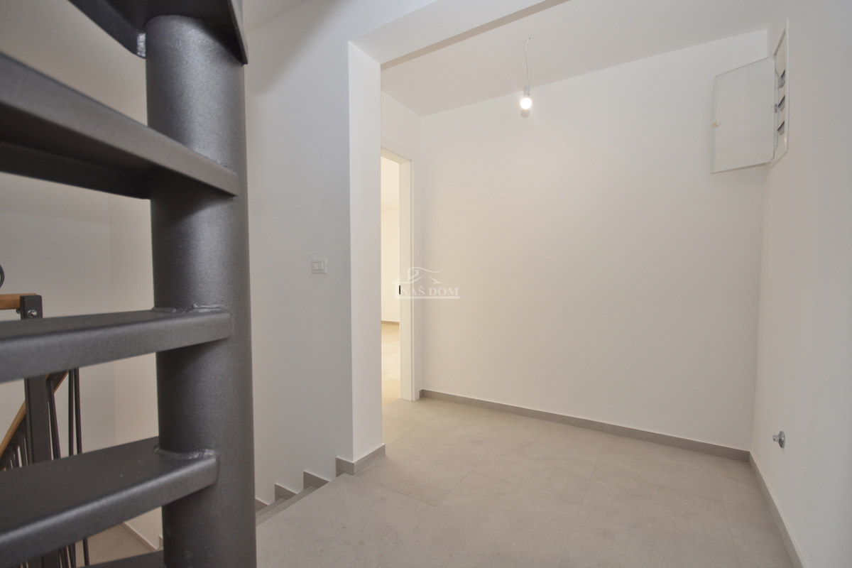 Vodice - penthouse s strešno teraso, 450 m od plaže