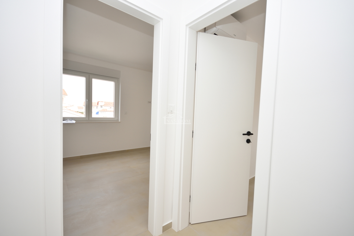 Vodice - penthouse s strešno teraso, 450 m od plaže