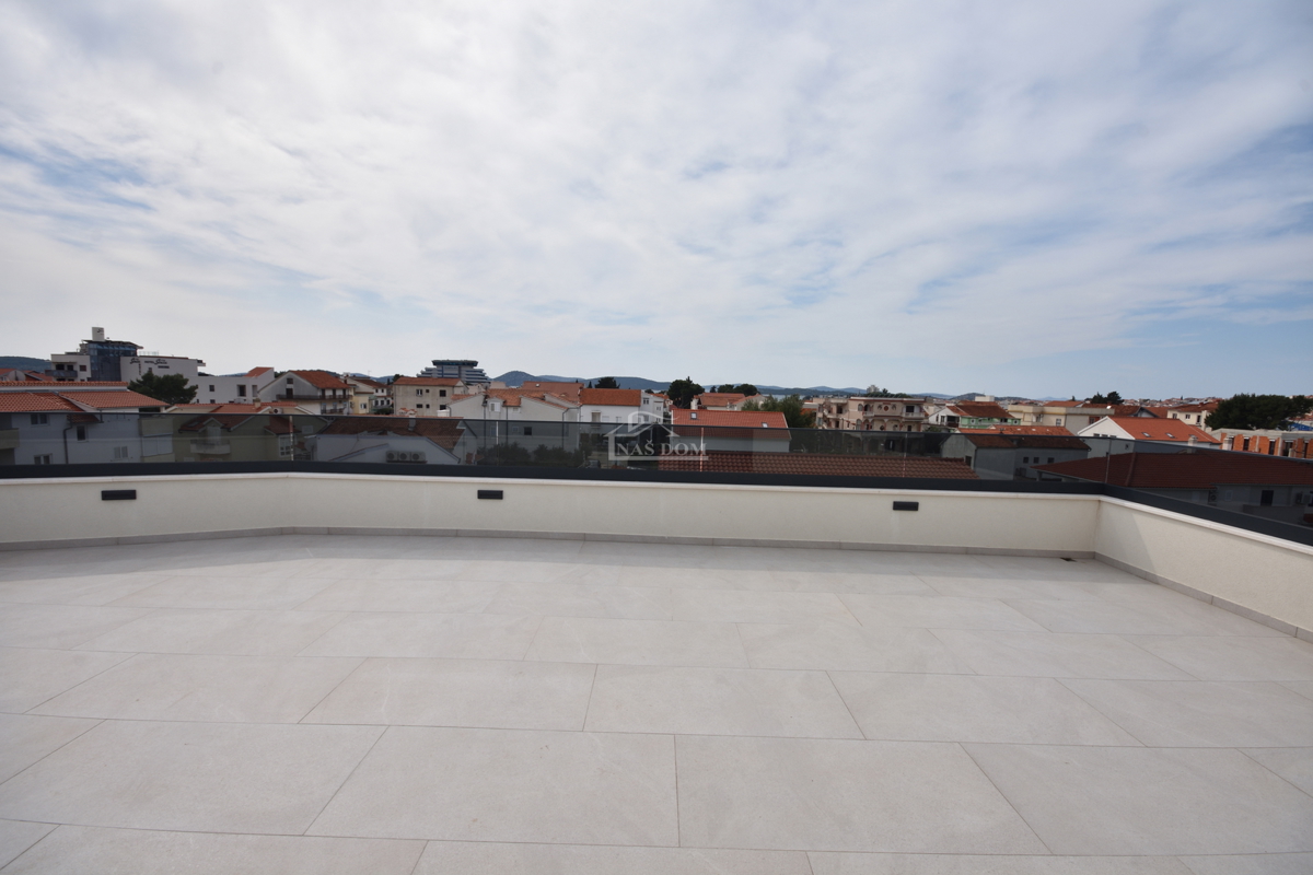 Vodice - penthouse s strešno teraso, 450 m od plaže