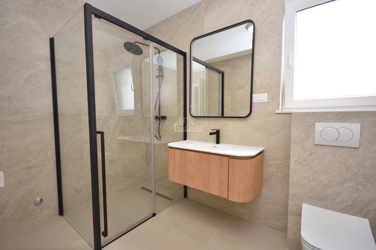 Vodice - penthouse s strešno teraso, 450 m od plaže