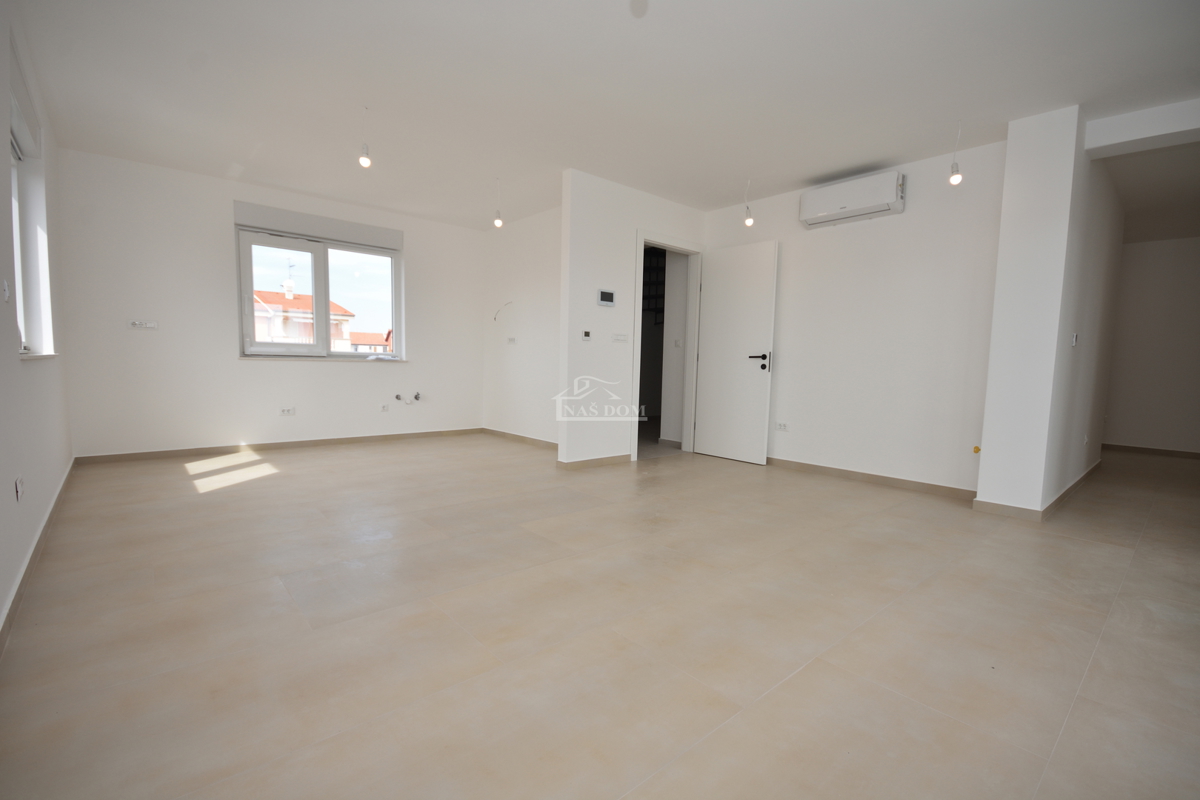 Vodice - penthouse s strešno teraso, 450 m od plaže