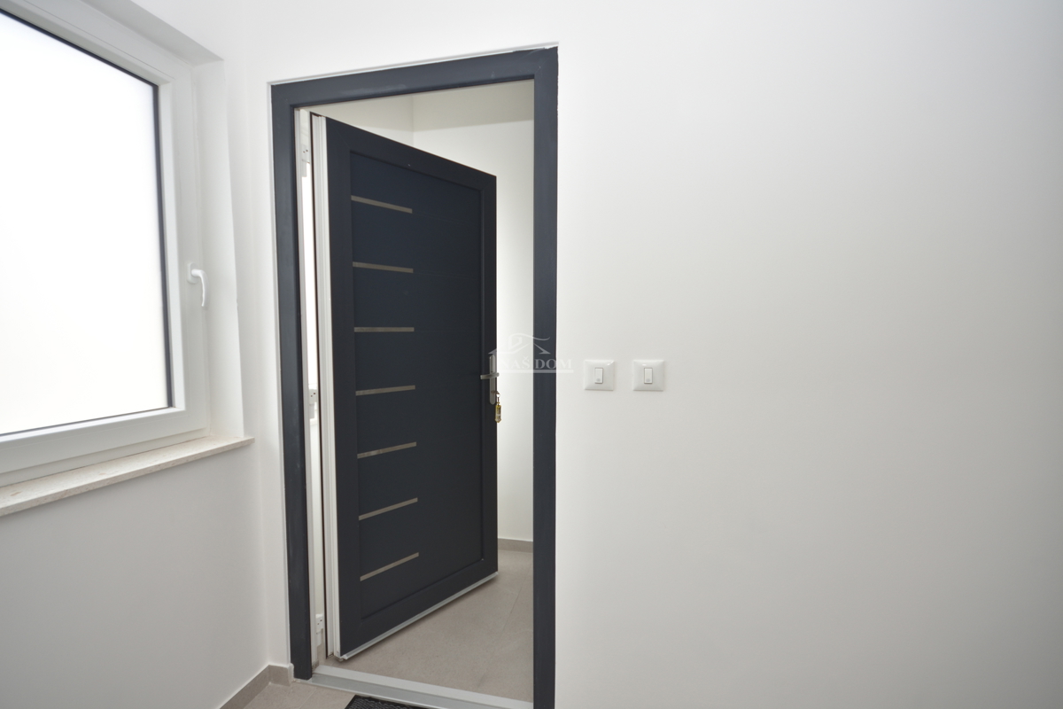 Vodice - penthouse s strešno teraso, 450 m od plaže