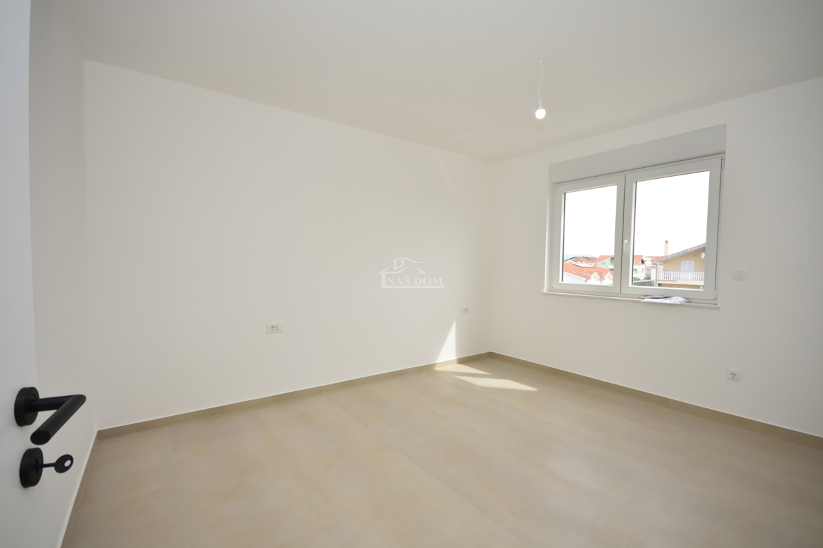 Vodice - penthouse s strešno teraso, 450 m od plaže