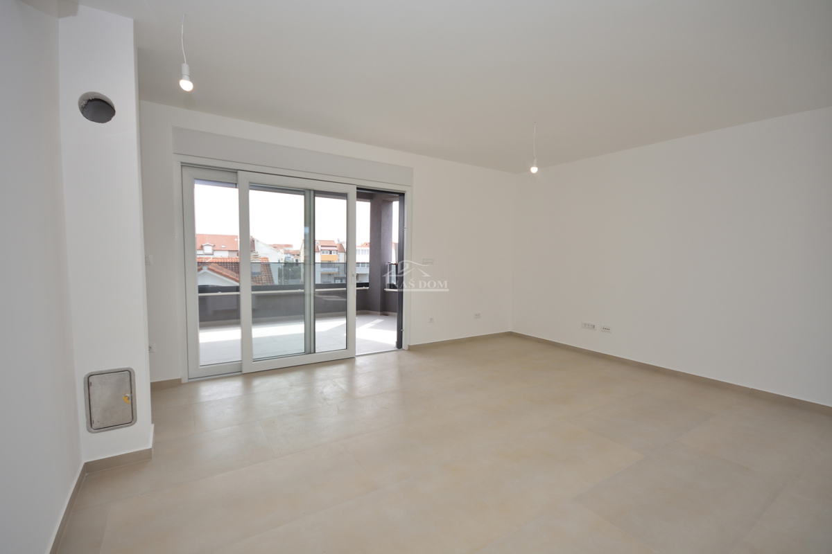 Vodice - penthouse s strešno teraso, 450 m od plaže