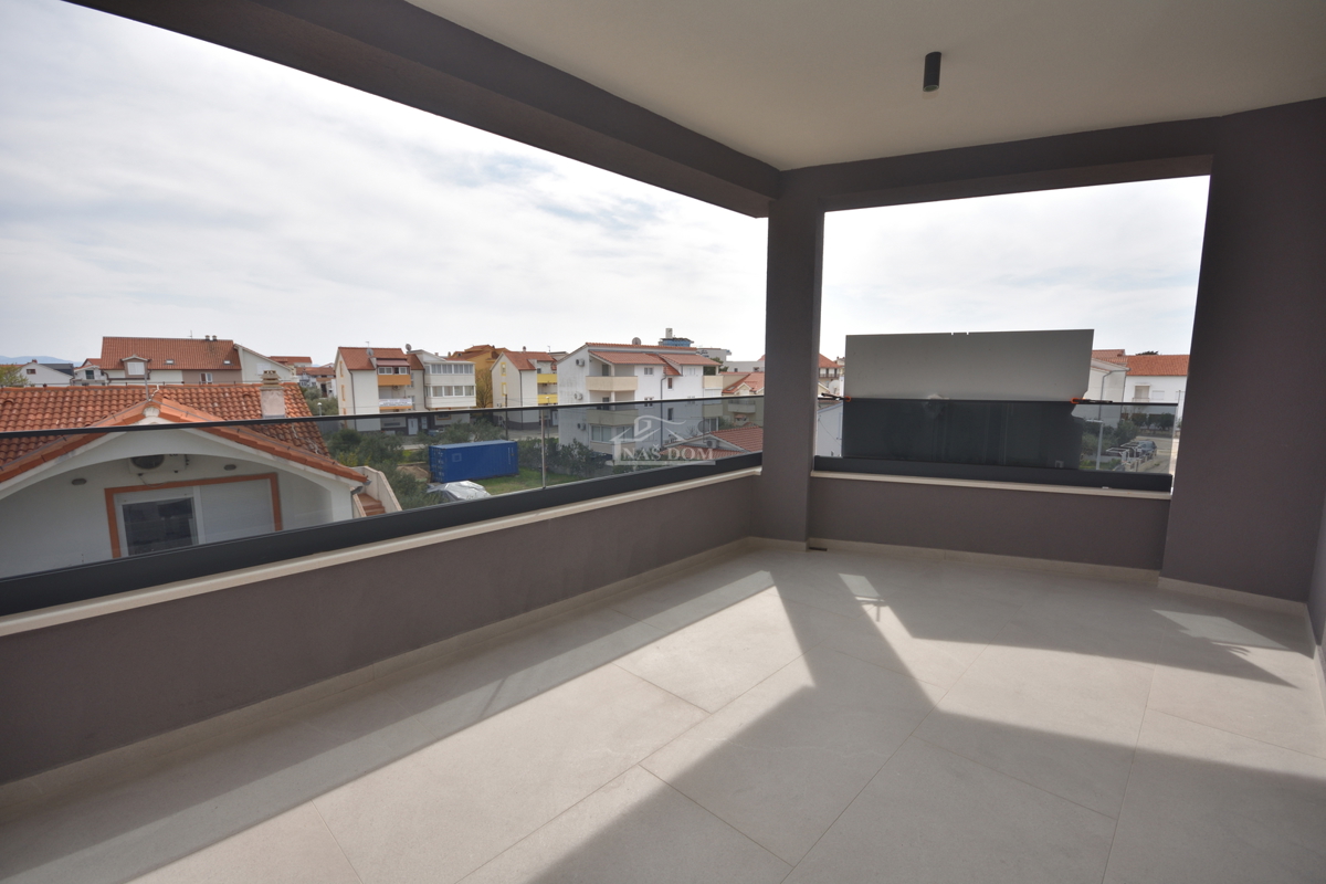 Vodice - penthouse s strešno teraso, 450 m od plaže