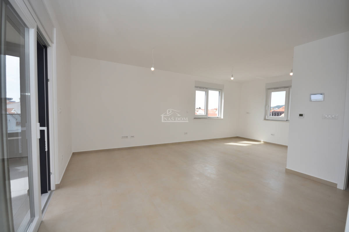 Vodice - penthouse s strešno teraso, 450 m od plaže