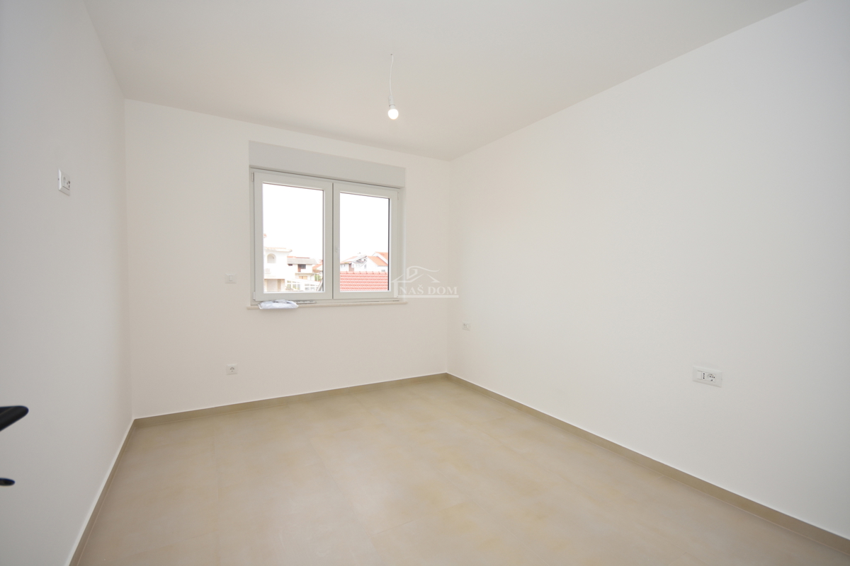 Vodice - penthouse s strešno teraso, 450 m od plaže