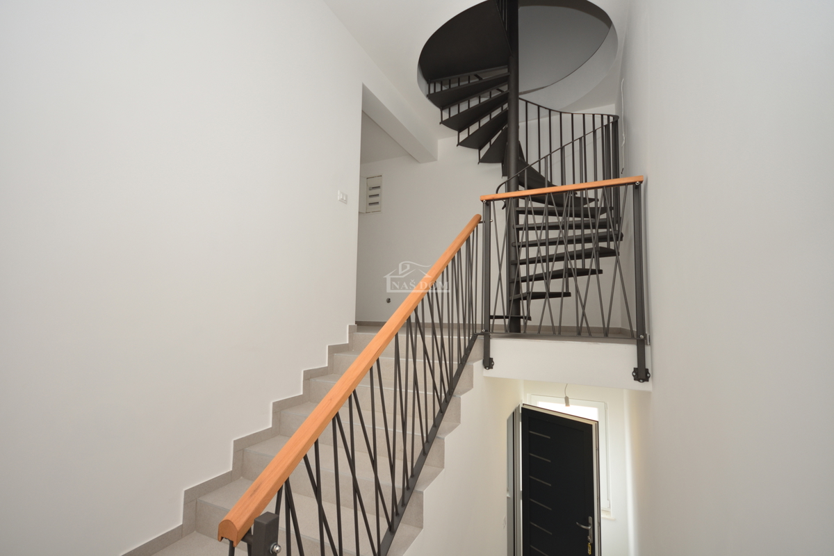 Vodice - penthouse s strešno teraso, 450 m od plaže