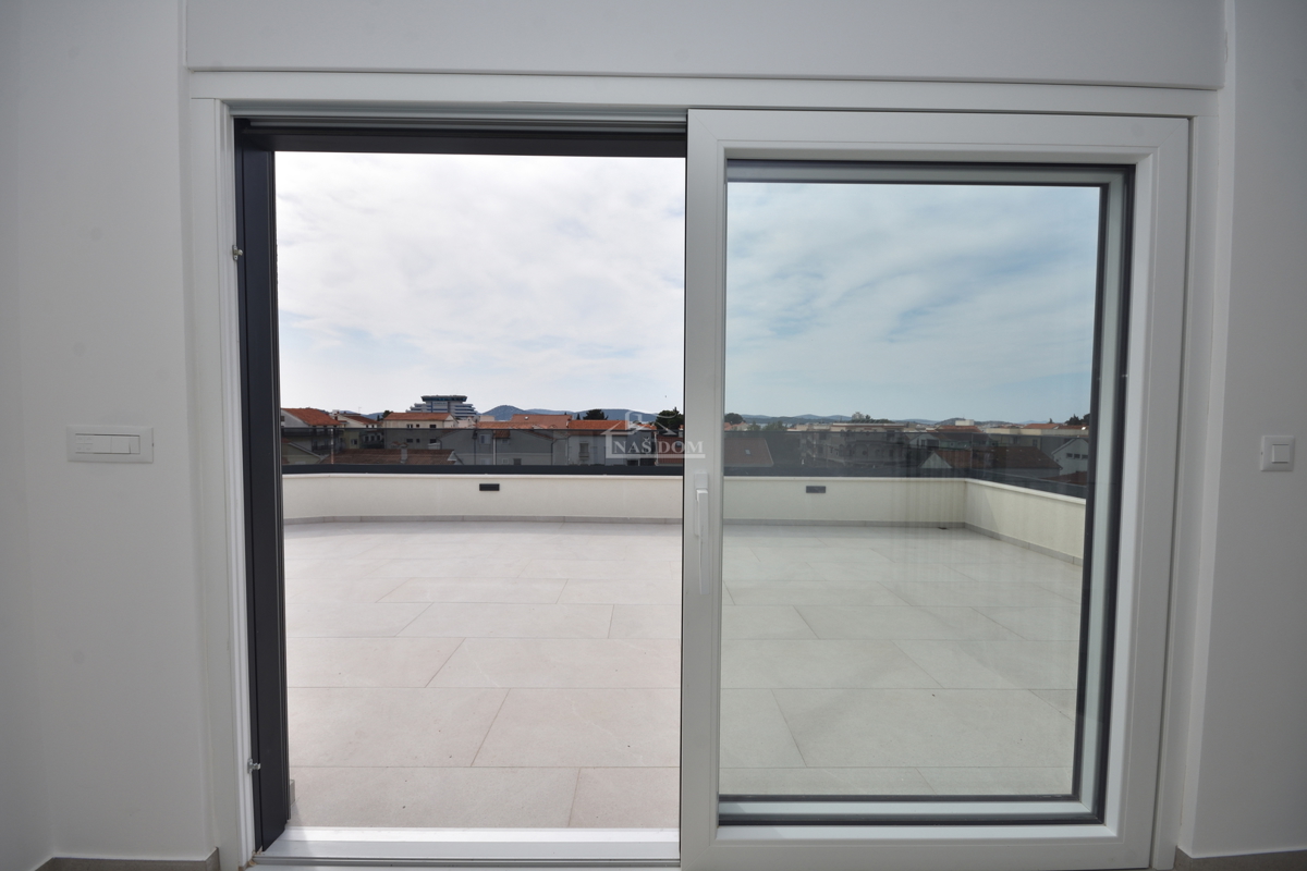 Vodice - penthouse s strešno teraso, 450 m od plaže