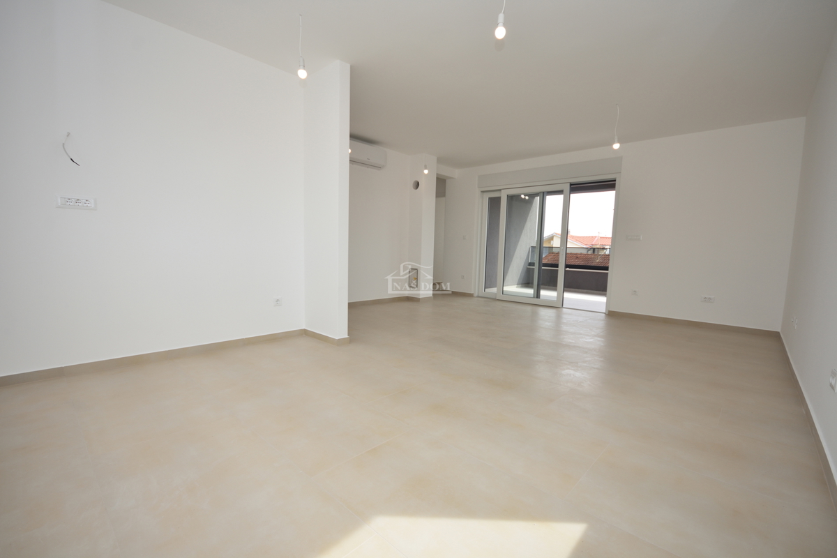 Vodice - penthouse s strešno teraso, 450 m od plaže