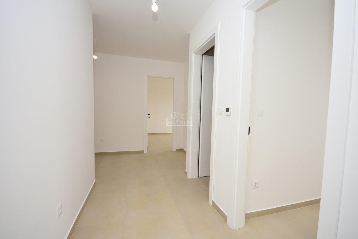 Vodice - penthouse s strešno teraso, 450 m od plaže