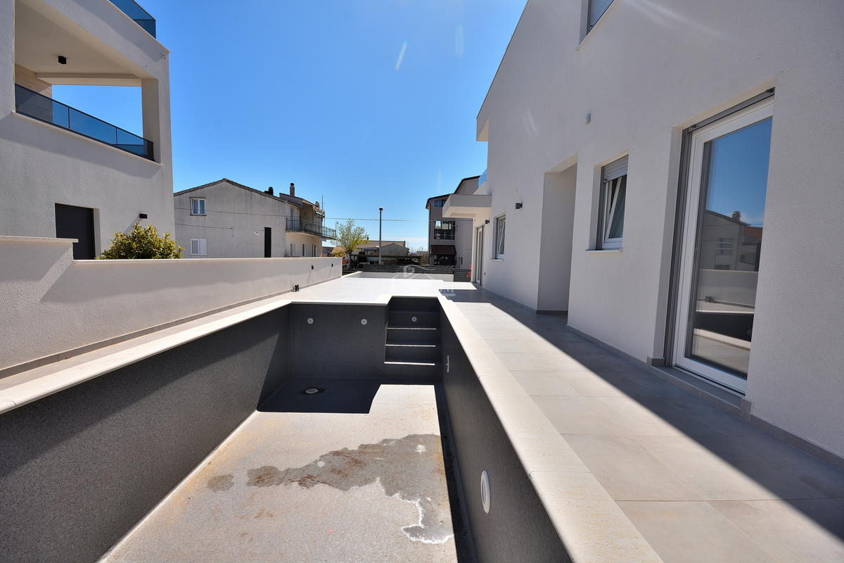 Vodice - dvojna hiša s bazenom