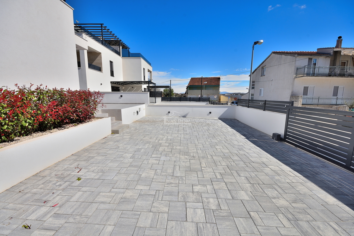 Vodice - dvojna hiša s bazenom