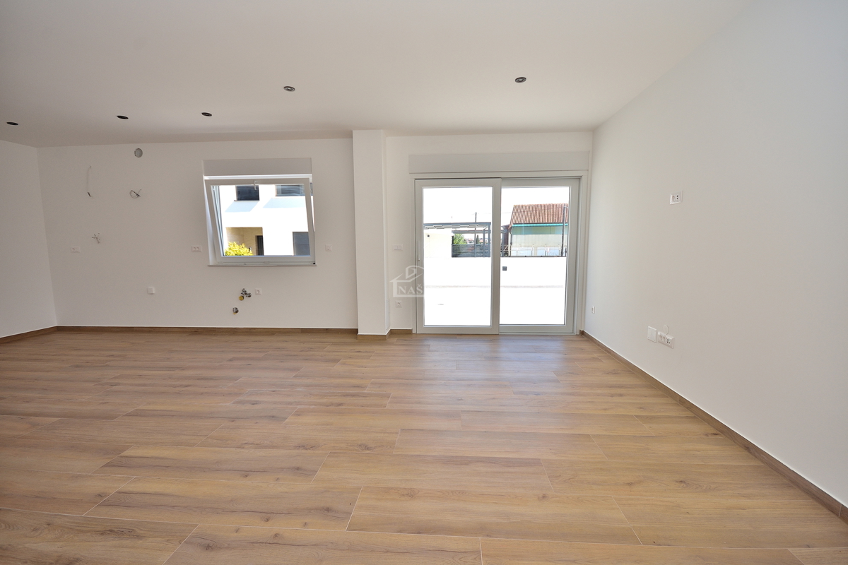 Vodice - dvojna hiša s bazenom