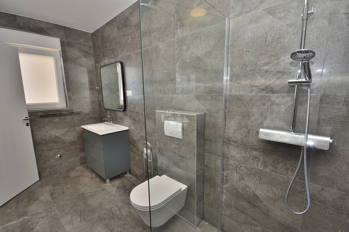 Vodice - dvojna hiša s bazenom