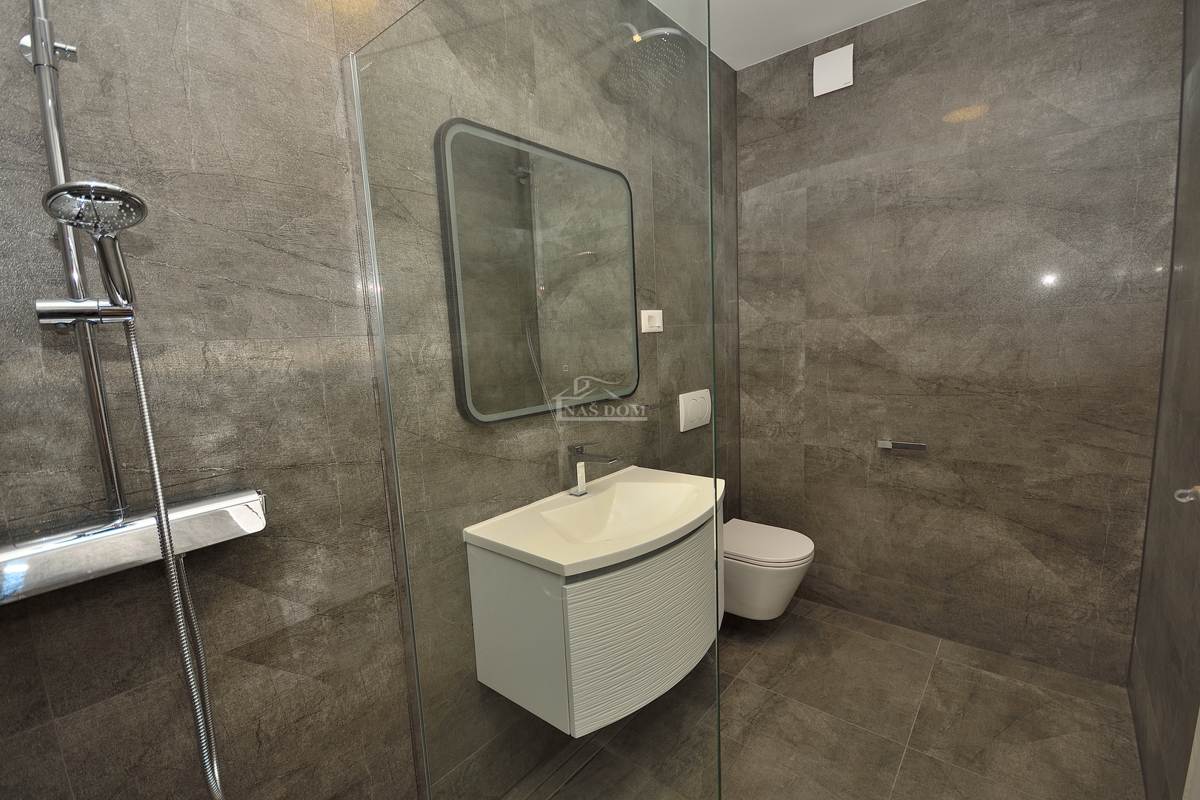 Vodice - dvojna hiša s bazenom