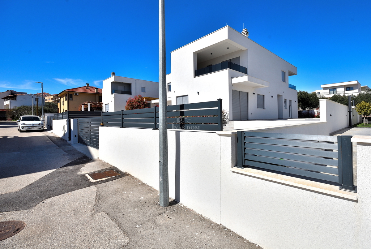 Vodice - dvojna hiša s bazenom