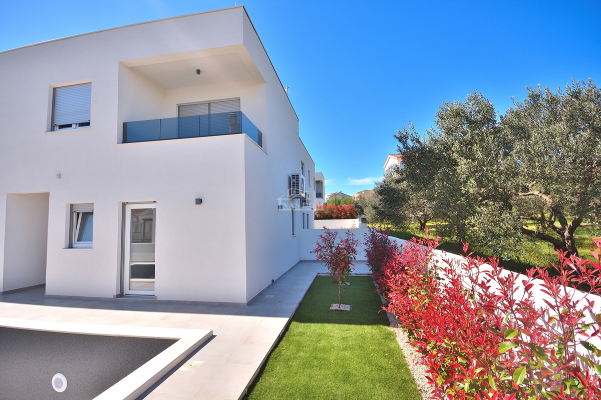 Vodice - dvojna hiša s bazenom