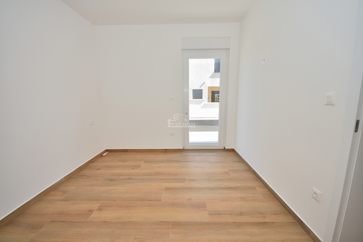 Vodice - dvojna hiša s bazenom