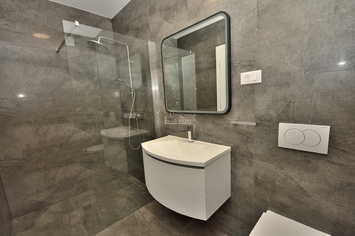 Vodice - dvojna hiša s bazenom