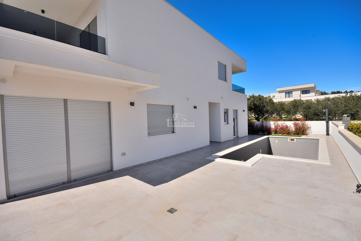 Vodice - dvojna hiša s bazenom