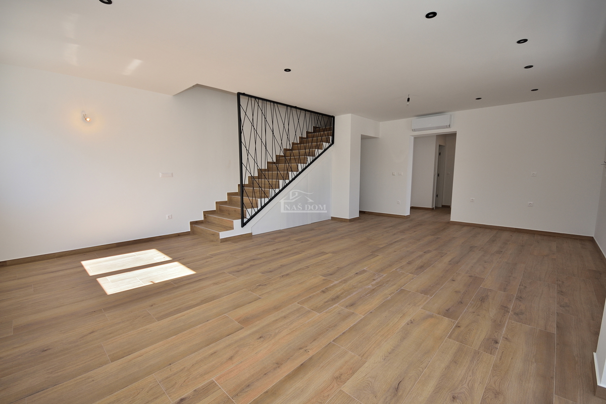 Vodice - dvojna hiša s bazenom