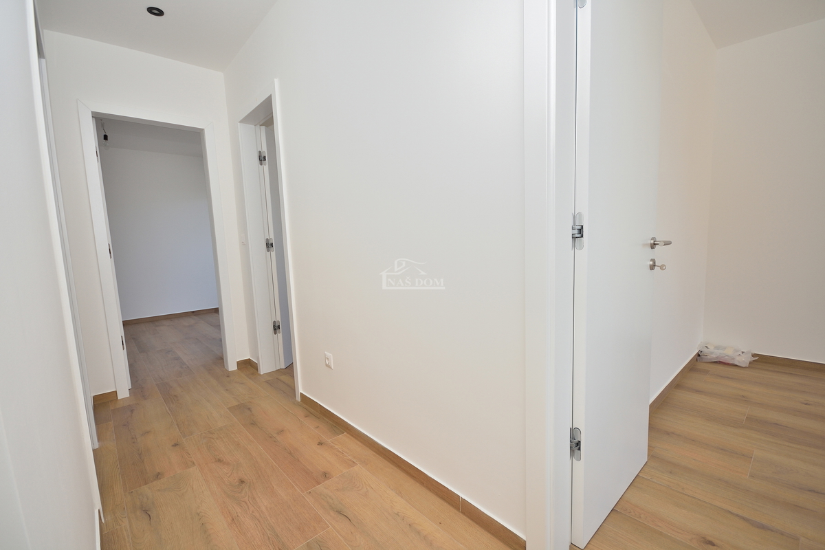 Vodice - dvojna hiša s bazenom