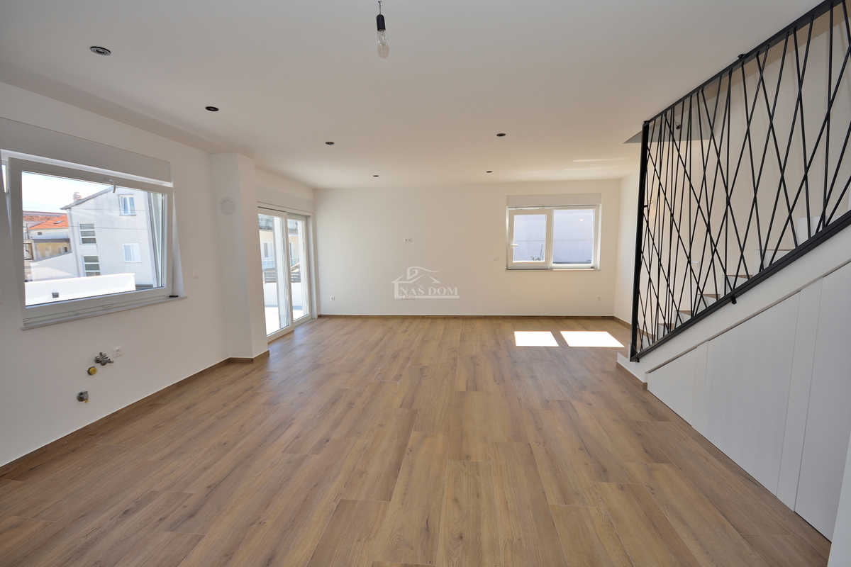 Vodice - dvojna hiša s bazenom